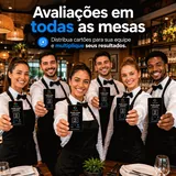 Equipe de restaurante com cartão NFC nas mesas