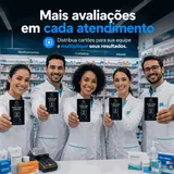 Equipe de farmácia com cartão NFC
