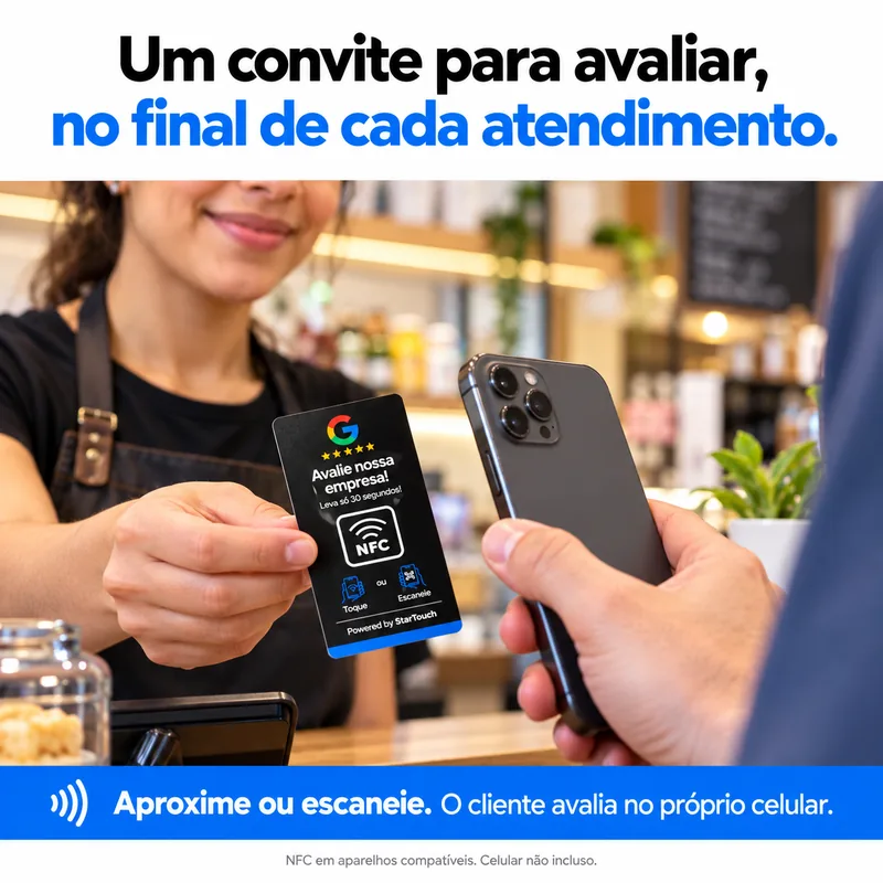 Atendente entregando o Cartão NFC StarTouch para o cliente avaliar no Google