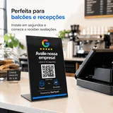 Placa de Balcão G no balcão de um café, ao lado da maquininha: "Perfeita para balcões e recepções — instale em segundos e comece a receber avaliações"