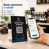 Cliente aproximando o celular da Placa de Balcão G e a tela do Google já aberta para avaliar: "Basta aproximar o celular — sem aplicativo, sem cadastro, sem complicação"