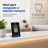 Placa de Balcão M na recepção de uma clínica odontológica: "Ideal para recepções e balcões menores — compacta, elegante e fácil de instalar"