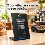 Placa de Balcão M no balcão de um café
