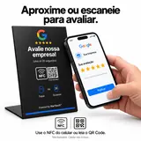 Cliente aproximando o celular da Placa de Balcão M e avaliando no Google